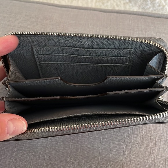Michael Kors wallet and phone case - Picture 3 of 3